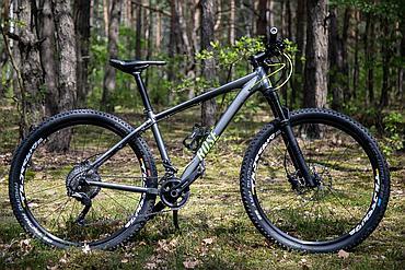 Rower g&oacute;rski a szosowy