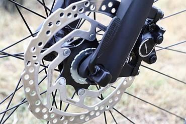 Czy warto montować hamulce tarczowe