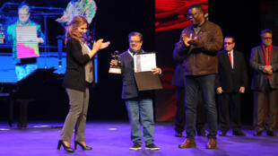 الفنان العراقي رائد محسن وهو يتسلم جائزة مهرجان قرطاج المسرحي في تونس-