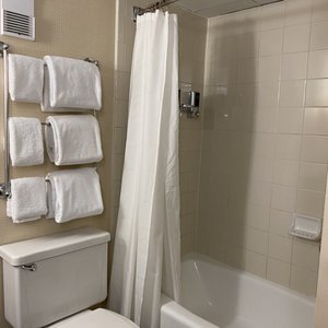 Image with missing alt attribute found on yelp.cz