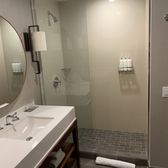 Image with missing alt attribute found on yelp.at