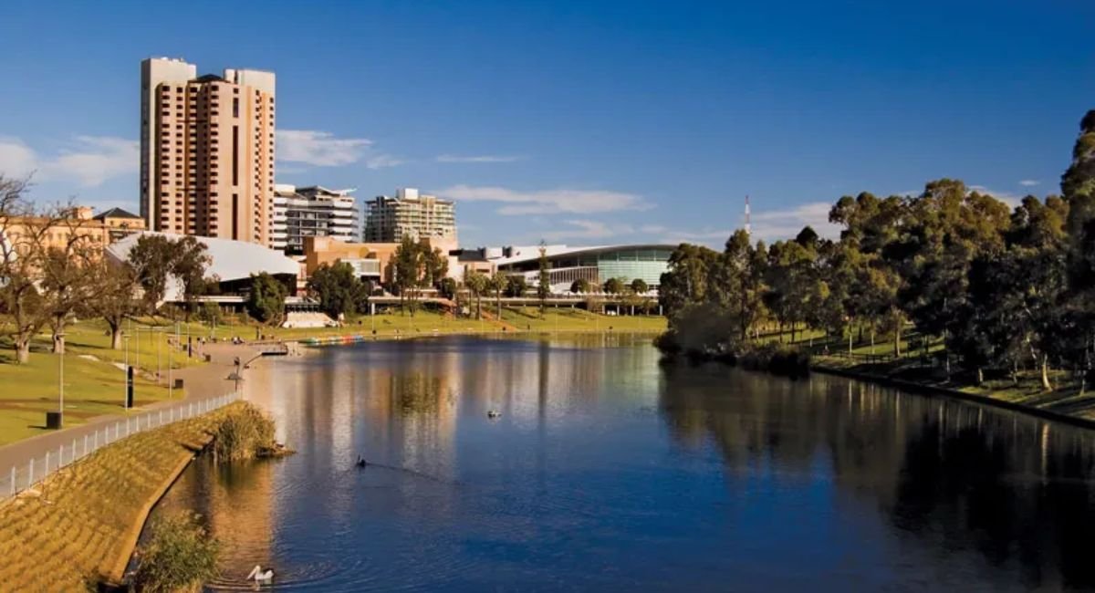 Image with missing alt attribute found on schoolsinformer.com