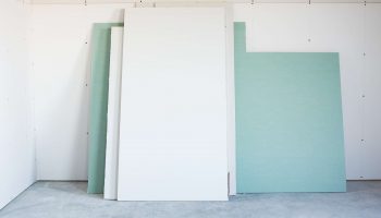 Как правильно крепить гипсокартон к стене без каркаса