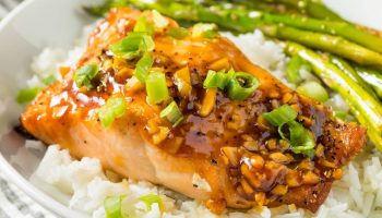 В будни и на праздник — горбуша, запеченная с яблоками