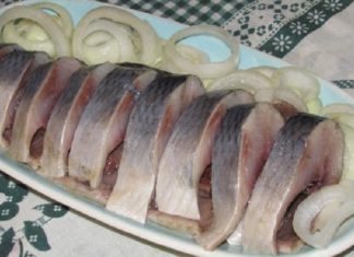 Как сделать селедку потрясающе вкусной с помощью трех ложек мёда. Уникальный маринад, который доведет рыбу до готовности за 2 часа.