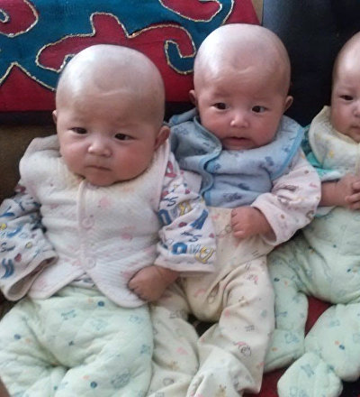 Нарын облусунун Ак-Талаа районунда жашаган Исаевдердин үй-бүлөсүндө төрөлгөн үч эм. Архив