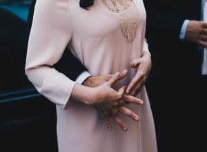 Кучакташып турган кыз жана жигит. Архив