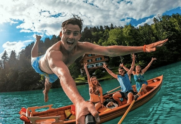 Image with missing alt attribute found on stackla.com