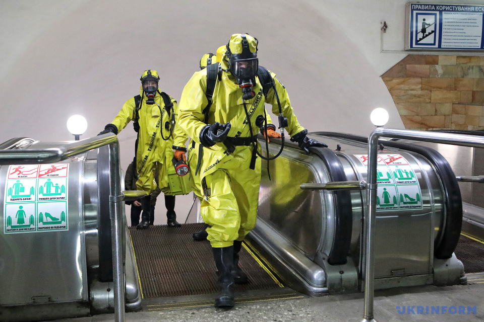 Рятувальники  під час навчання з ліквідації надзвичайної ситуації у метрополітені. Фото: В'ячеслав Мадієвський/Укрінформ