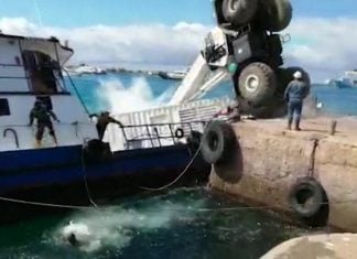 galapagos oil spill video, diesel oil spill in Galapagos Islands after a barge sinks