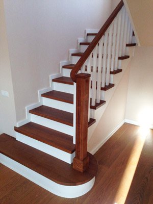 Деревянная лестница на второй этаж