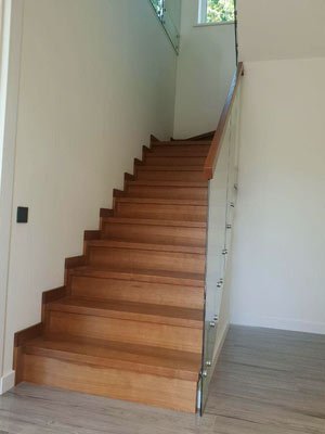 Лестница на второй этаж ограждения из стекла