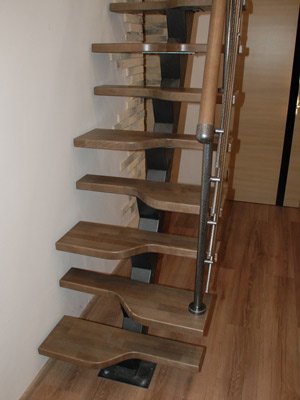 Крутая лестница на второй этаж