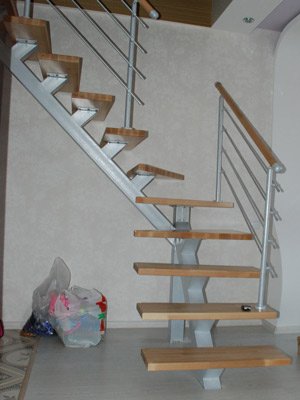 Лестница на одном косоуре с поворотом