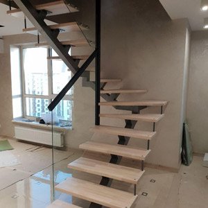 Открытая лестница на одном косоуре