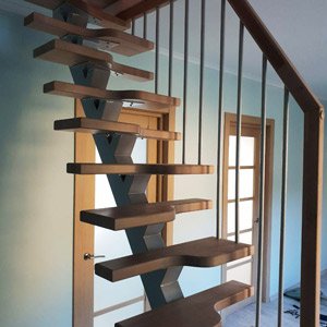 Открытая лестница в маленький проем ``гусиный шаг``