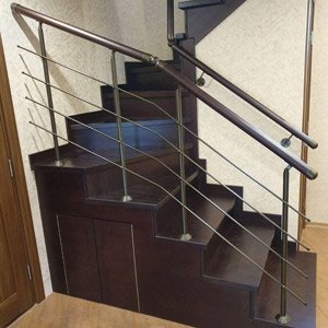 Лестница на второй этаж на металлическом косоуре