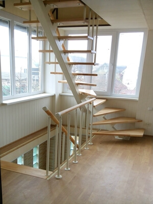 Деревянная лестница на одном косоуре