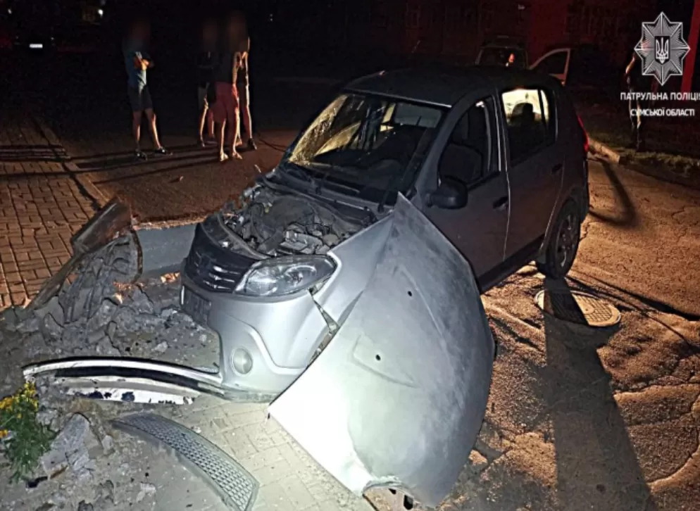 В Сумах 19 річний водій зніс електроопору на своїй автівці