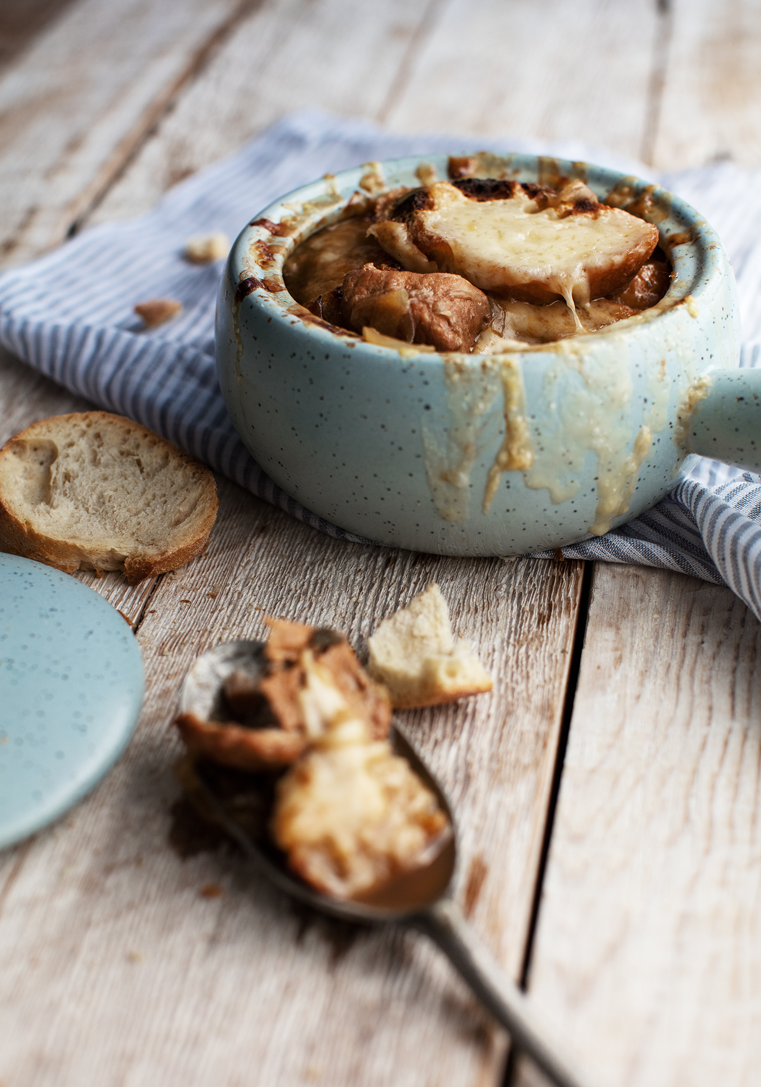 Soupe &agrave; l'oignon gratin&eacute;e au porc brais&eacute;