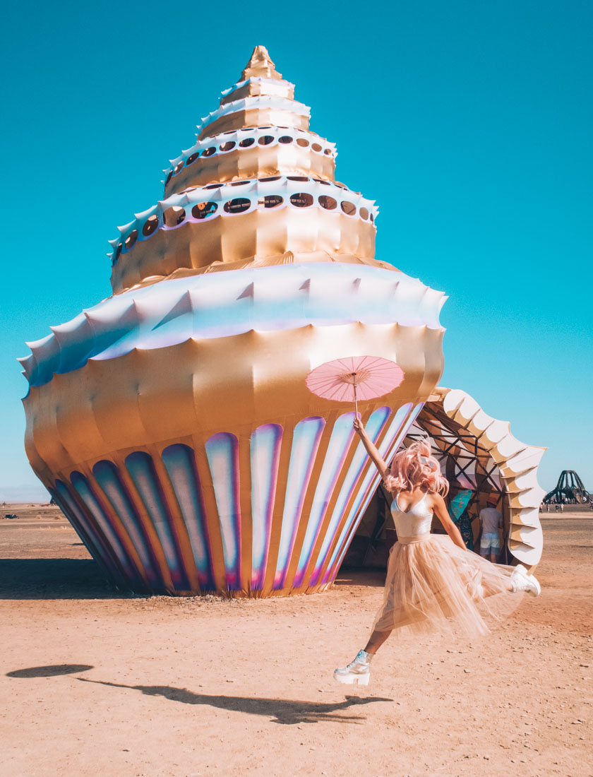 Image with missing alt attribute found on theblondeabroad.com