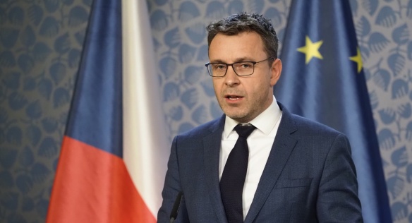 Tisková konference po jednání vlády za účasti premiéra Babiše a ministrů Havlíčka a Kremlíka a ministryně Benešové, 25. listopadu 2019.