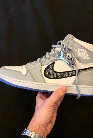 Image with missing alt attribute found on vogue.ua