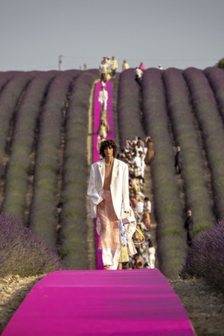 Image with missing alt attribute found on vogue.ua