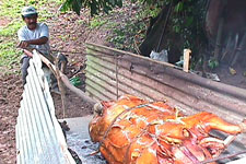 A comer lechon asao (Photo: Maria T. Amador)