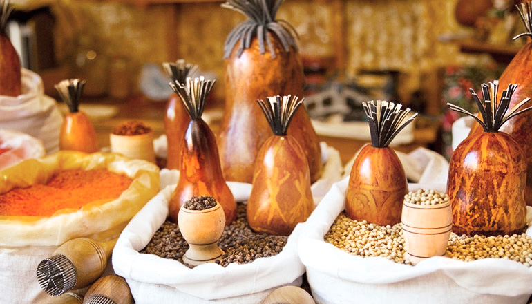 Image with missing alt attribute found on advantour.com