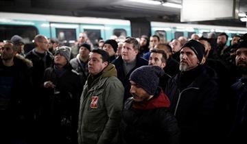 عمال النقل في فرنسا يهددون بشل أعياد الميلاد رفضا لإصلاح التقاعد