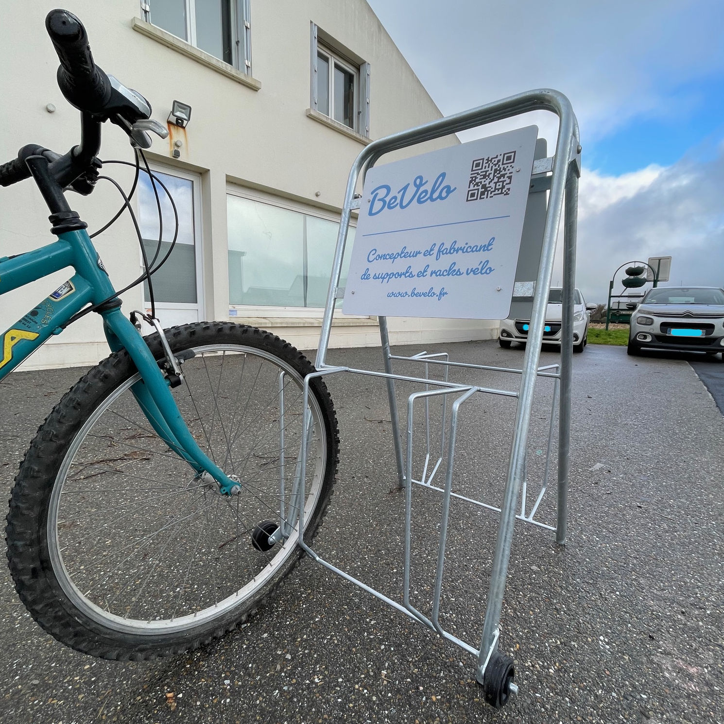 Stop trottoir chevalet ext&eacute;rieur original avec places v&eacute;lo