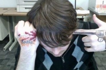 Image with missing alt attribute found on designzzz.com