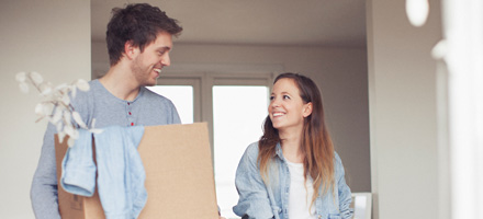 ungt par som flytter