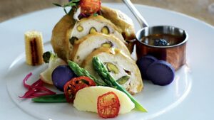 Свободно отгледано петле с шамфъстък и грейви с къпини