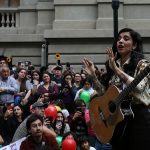 Mon Laferte es galardonada en los MTV Europe Music Awards en medio de su gira por Chile en apoyo a las protestas sociales
