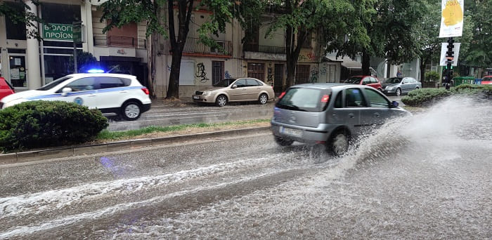 Ποτάμια οι δρόμοι, συνεχείς κλήσεις σε αστυνομία και πυροσβεστική