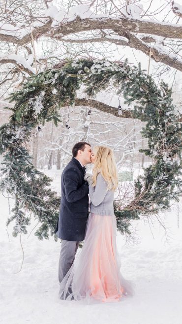 outdoor winter wedding , winter wedding ceremony , winter wedding photos