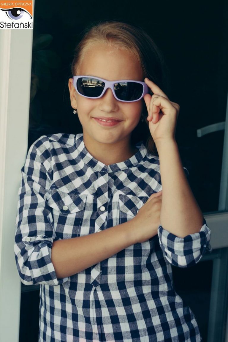 Dziecko w okularach korekcyjnych