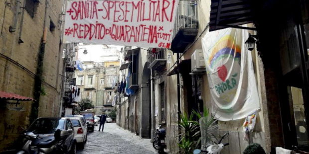 Coronavirus, lenzuola alle finestre: “Reddito di quarantena, stop alle bollette”