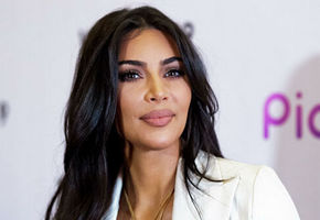 Ким Кардашьян снялась для модного журнала в платье с очень глубоким декольте