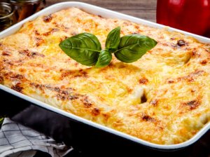 Skanioji lazanija su vi&scaron;tiena ir sūriu