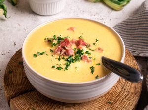 Trinta žiedinių kopūstų sriuba su sūriu ir &scaron;onine