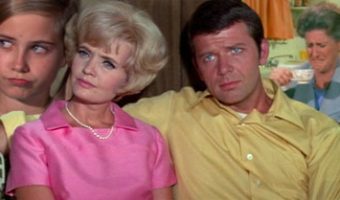 Image with missing alt attribute found on luvze.com