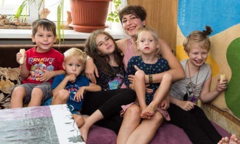 &laquo;Мама, если мы не заберем эту девочку, она умрет?&raquo; Но Олеся не может оставить ребенка в беде