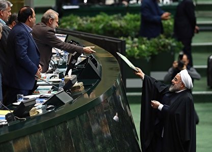 حاشیه&zwnj;ها پیرامون بودجه ایران/ سیاست&zwnj;های روحانی در اقتصاد کلان اشتباه است؟