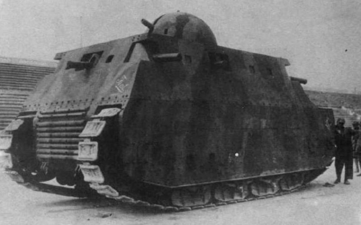 Italsk&yacute; tankov&yacute; kolos Fiat 2000 se nikdy nedostal do s&eacute;riov&eacute; v&yacute;roby. Neuspěl ani v ,,odbojn&eacute; Libyi