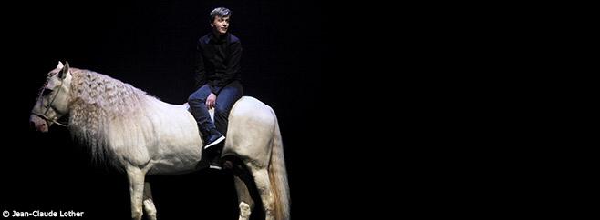 Plus qu''un one man show, ce spectacle singulier et surprenant d&eacute;montre encore une fois les multiples talents de l''artiste. Ne le manquez pas.