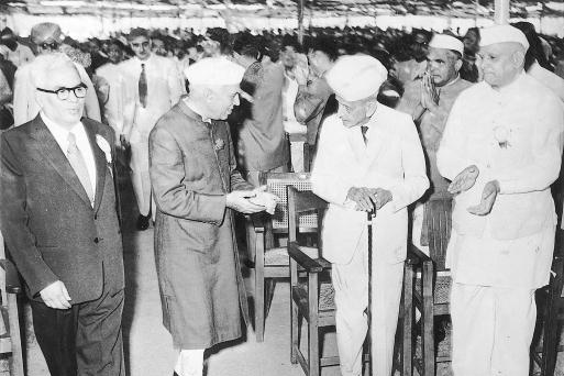 Prime Minister Nehru with administrator-statesman M. Visvesvaraya at Bangalore in 1959.