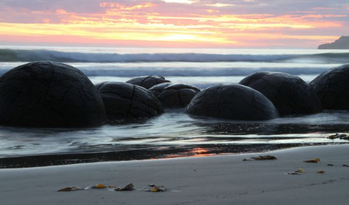 &Beta;&rho;ά&chi;&omicron;&iota; Moeraki - &Eta; &pi;&alpha;&rho;&alpha;&lambda;ί&alpha; &mu;&epsilon; &tau;&alpha; "&alpha;&upsilon;&gamma;ά &delta;&epsilon;&iota;&nu;&omicron;&sigma;&alpha;ύ&rho;&omega;&nu;"!
